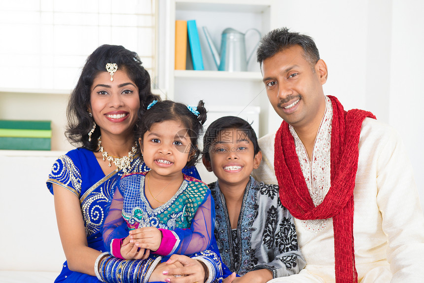 幸福的印度家庭父母青年女性快乐男人喜悦长椅裙子沙发孩子们图片