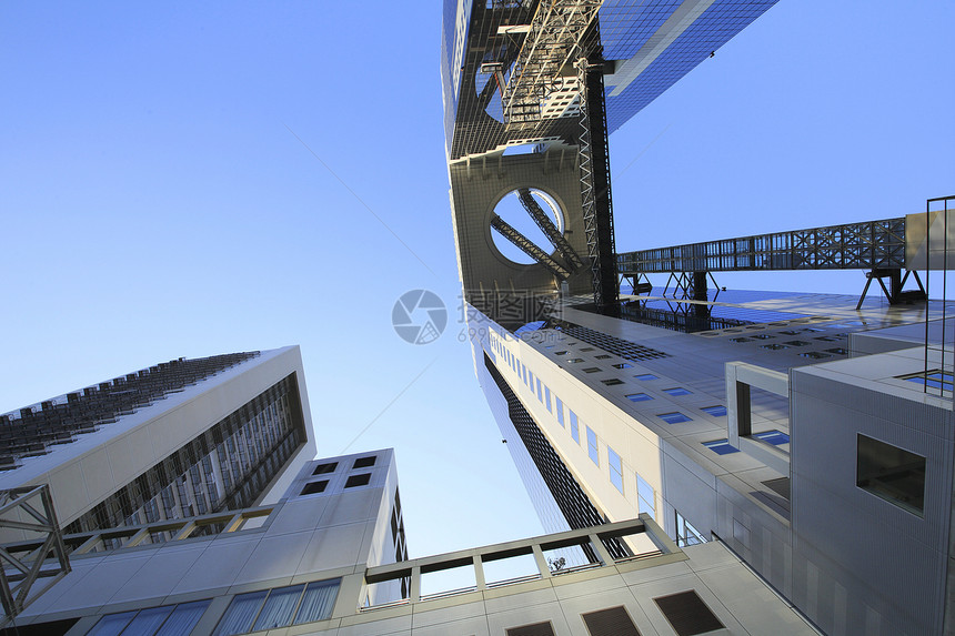 日本大阪的蓝天空和美田天楼地标地点蓝色建筑观光职场建筑学玻璃工作办公室图片