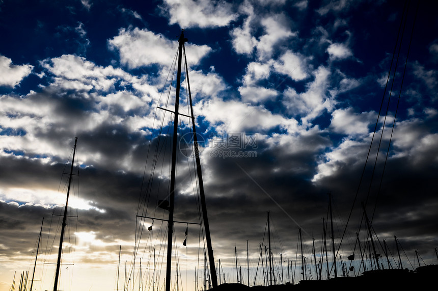 赛艇游艇的休丽叶马斯反射码头帆船港口航行绳索太阳血管海洋日出图片