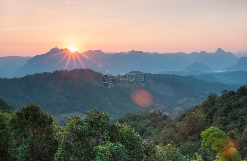 山地景色的狂暴日落旅行气候天空太阳森林植物群高地植物环境土地图片