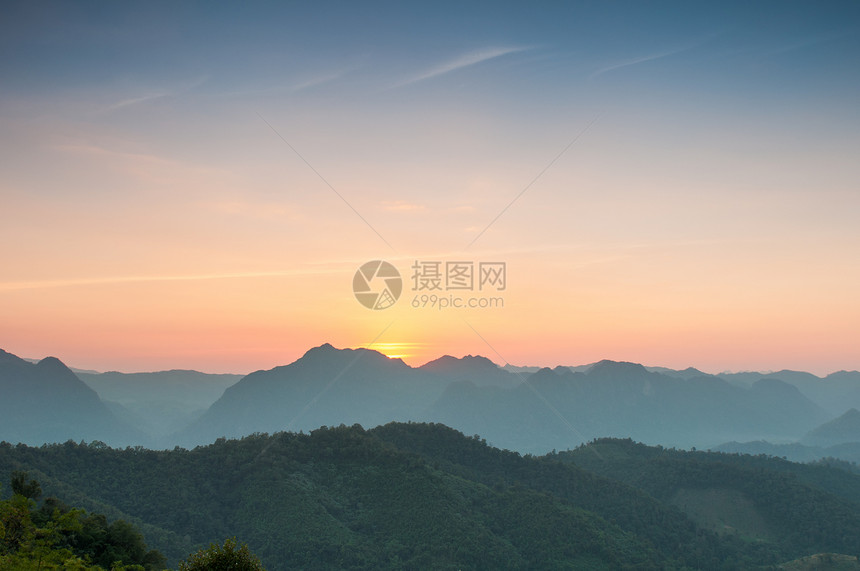 山地景色的狂暴日落环境天气植物森林天堂植物群气候旅行薄雾国家图片