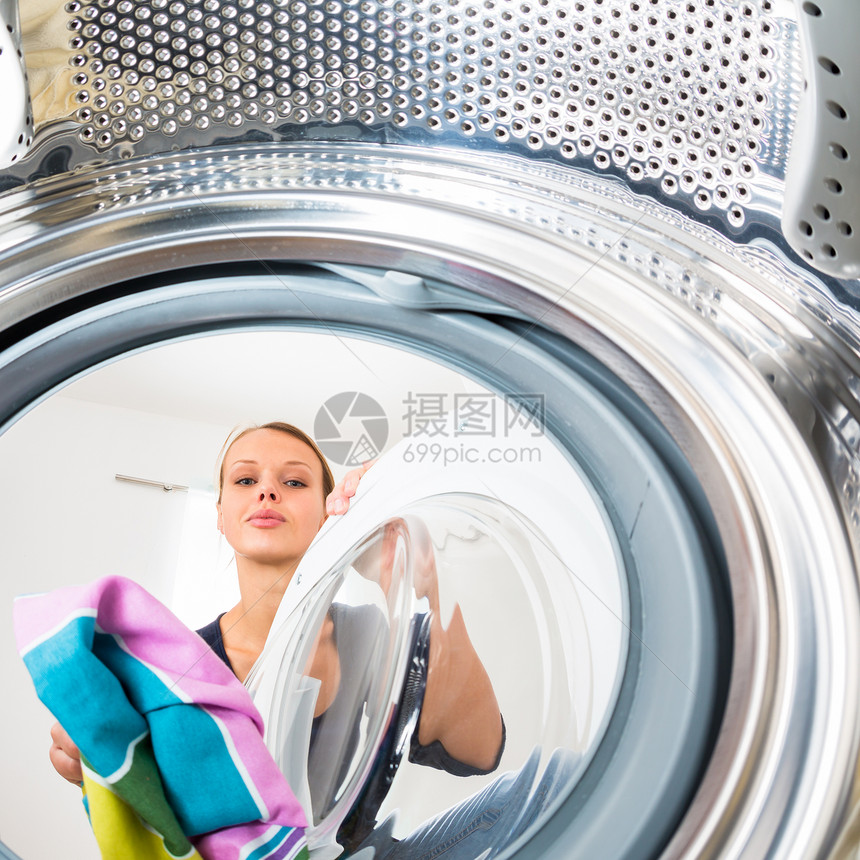 家务 做洗衣的年轻妇女房子机器推杆女士房间工作女性衣服妻子洗衣机图片