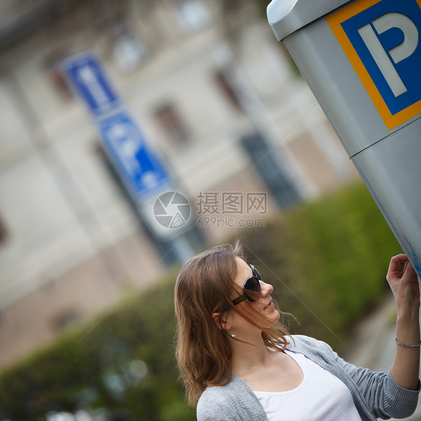 支付停车费的年轻妇女人士运输街道机器快乐交通女性微笑商务仪表图片