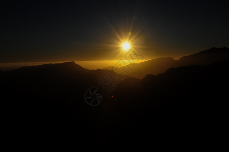 日落在山上太阳沙漠橙子天空背景图片