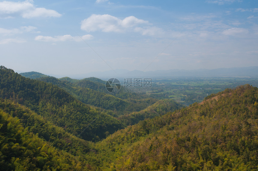 山地和蓝天空生态天空晴天自然环境地形季节水平森林环境自然图片