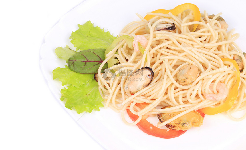 配意大利面海沙拉白色胡椒绿色盘子黄色面条食物红色宏观图片