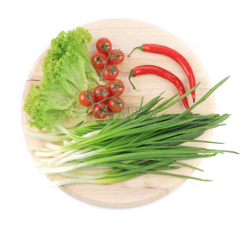 蔬菜和草药放在盘子上图片