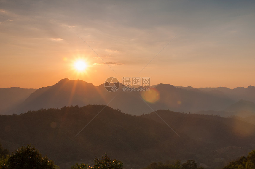 山地景色的狂暴日落生态高地土地薄雾天堂天气植物农村公园森林图片