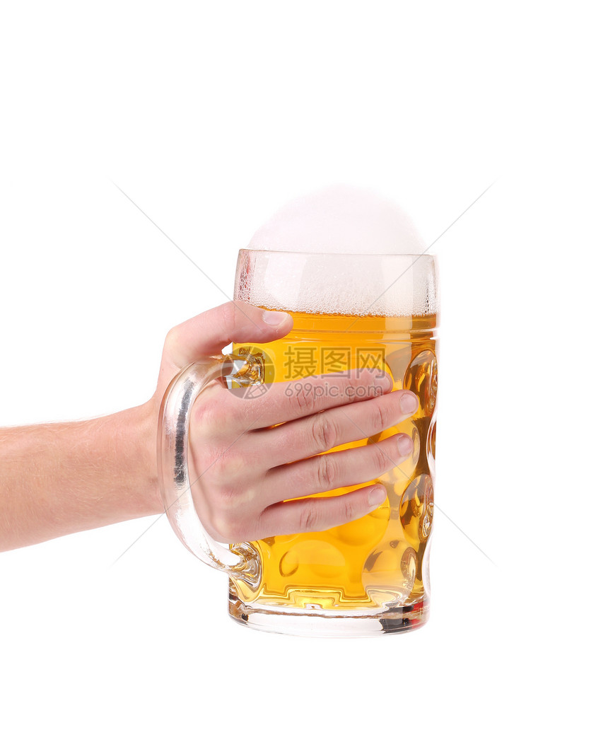 手拿啤酒杯来白色棕色反射茶点杯子娱乐玻璃流动黄色宏观图片