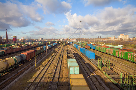 装有彩色货物集装箱的货运火车车站铁路物流商品运输加载仓库过境速度背景图片