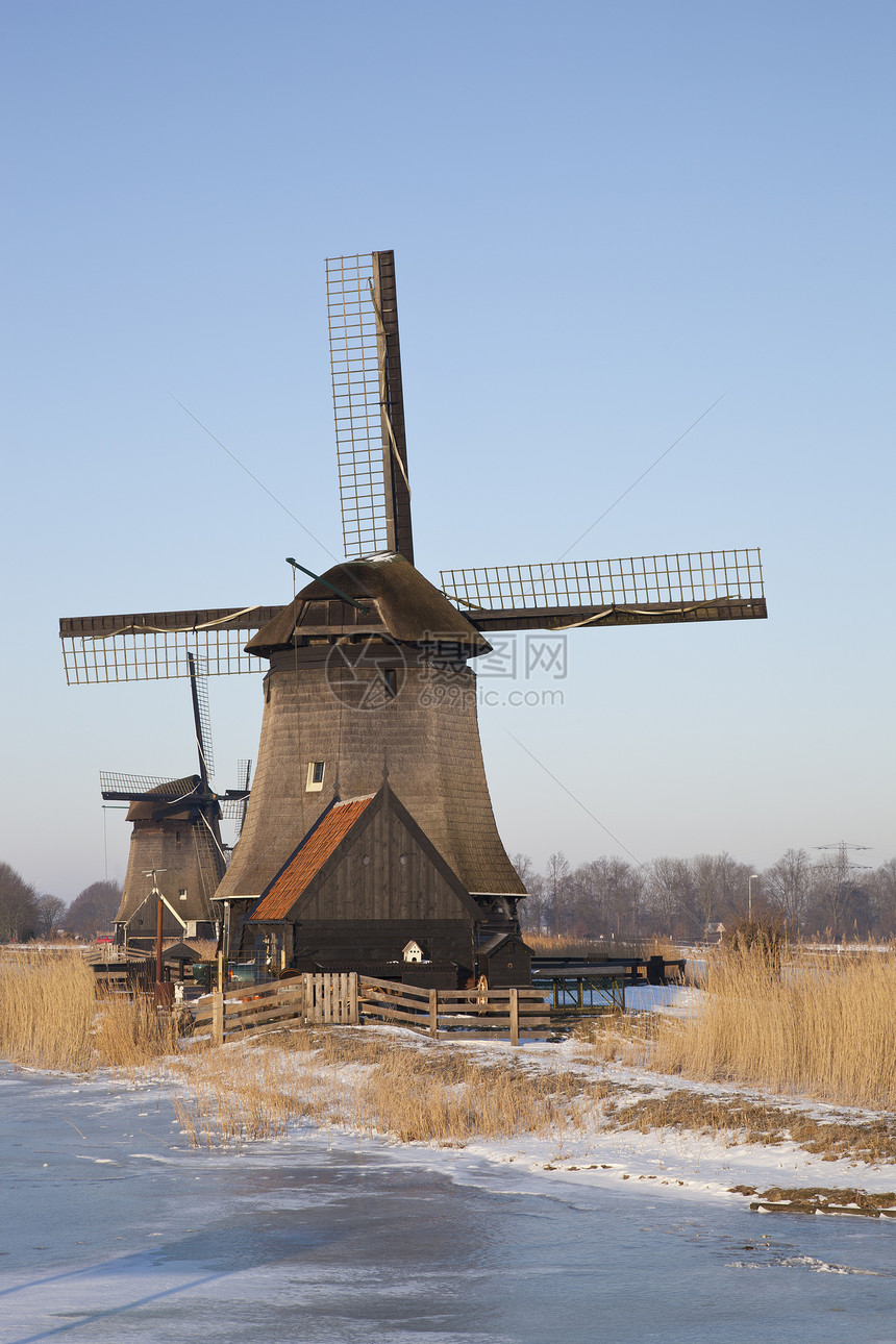冬季两家经典风车 蓝天风车图片