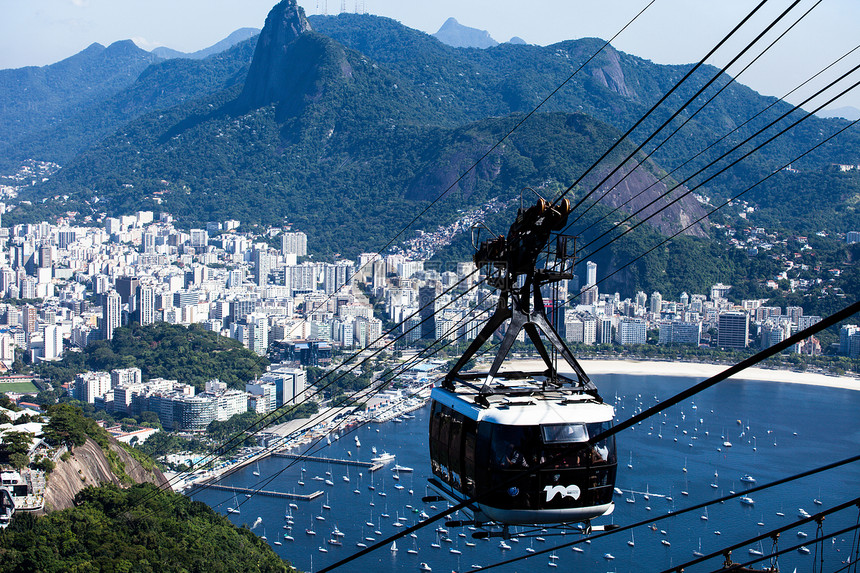 在巴西里约热内卢 有线汽车驶往甘蔗湖缆车城市景观旅游市中心海岸天线面包吸引力地标图片
