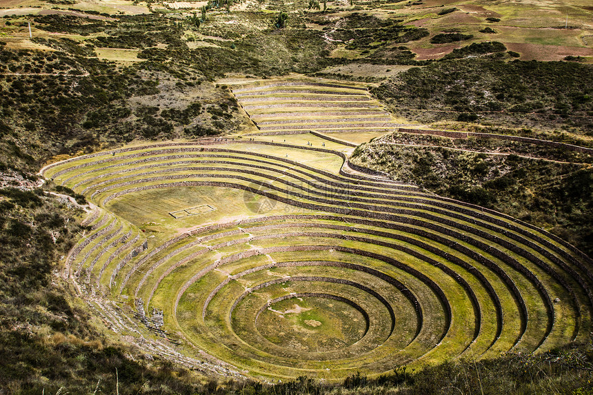 秘鲁 莫雷 古老的印加圆形梯田 可能还有印加农业实验室游客旅行圆圈历史性考古学气候植物全景农田废墟图片