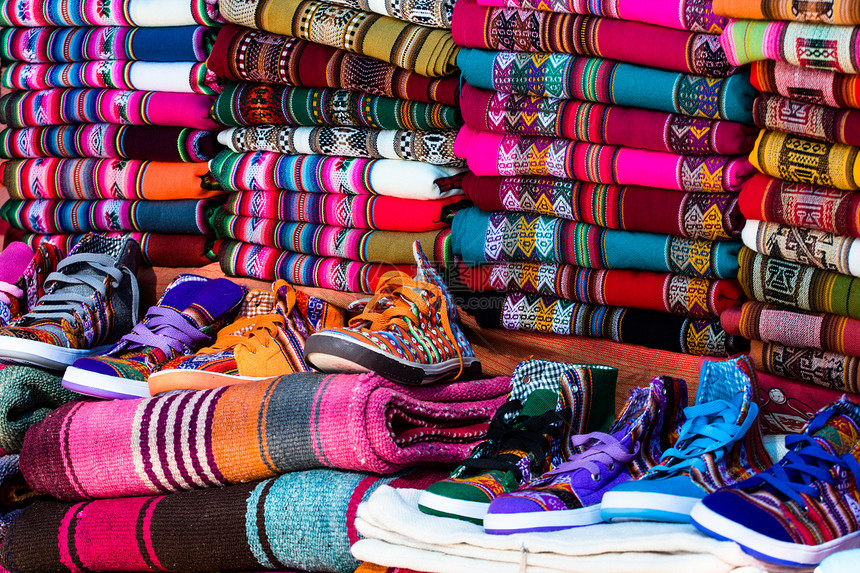 秘鲁市场上的多彩色彩制造工匠小地毯条纹编织黄色毯子拉丁织物纺织品蓝色图片