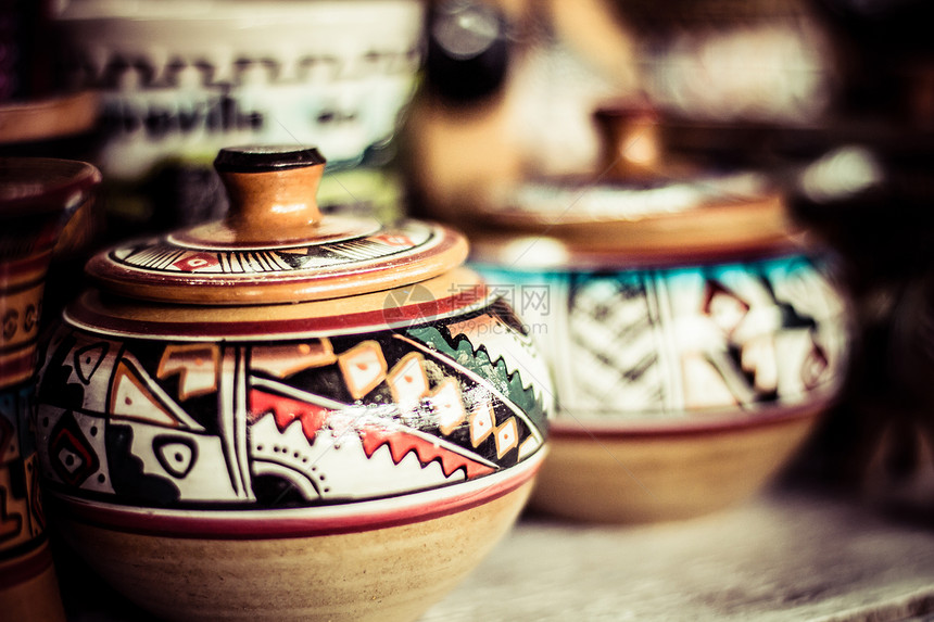 秘鲁 南美洲当地市场的陶瓷旅行杯子收藏盘子工艺店铺黏土销售纪念品茶壶图片