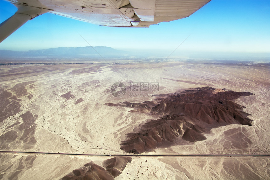 沙漠上空的飞机机翼图片