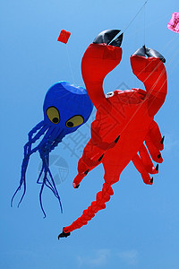 空中飞风筝空气闲暇卡通片尾巴自由细绳玩具蓝天游戏天空背景图片