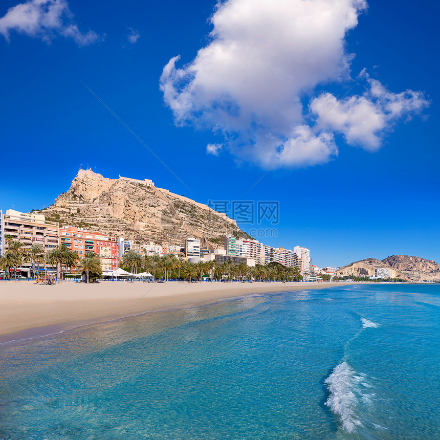 海滩和西班牙圣芭芭拉城堡地标蓝色村庄天空古董海岸线天际市中心公寓假期图片