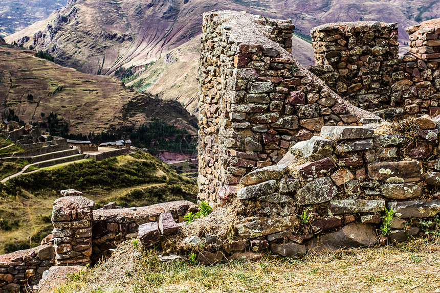 秘鲁 皮萨克 Pisaq  秘鲁安第斯山脉神圣山谷的印加遗址踪迹旅行寺庙游客阳台旅游蓝天农业丘陵石头图片