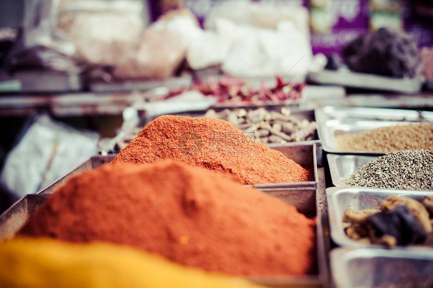 印度果阿当地市场的印度有色香料豆蔻香菜食物丁香粉末芳香胡椒小豆蔻店铺辣椒图片