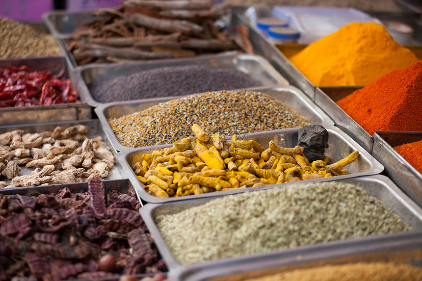 印度果阿当地市场的印度有色香料小豆蔻粉末豆蔻芳香辣椒香菜丁香跳蚤店铺种子图片