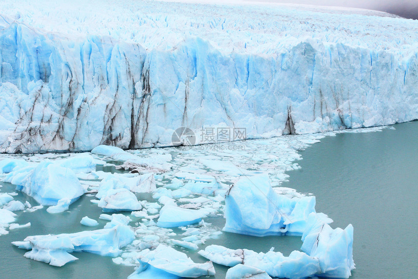 佩里托莫雷诺冰川 巴塔哥尼亚 阿根廷天空反射生态冻结冰景季节假期场景闲暇旅行图片