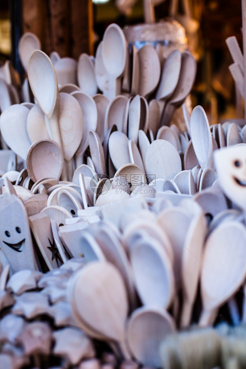 雕刻的杯子 勺子 叉子和其他木材用具艺术美食桌子厨具工艺餐具手工木头制造业文化图片