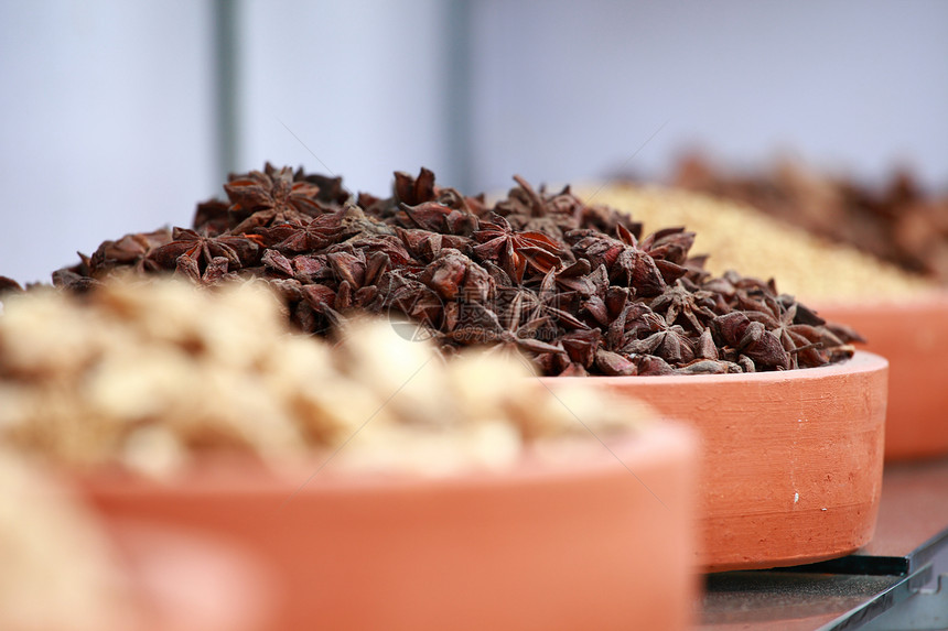 印度当地集市的传统香料和干果美食异国市场豆蔻文化情调烹饪胡椒食物辣椒图片