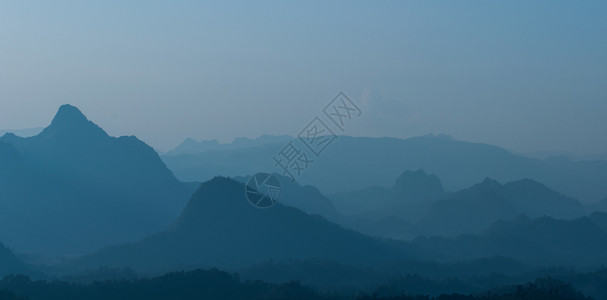 图层山脉环境薄雾爬坡日落日出公园丛林金子天空森林背景图片