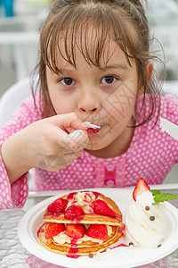 买冰糕女孩年轻人吃着美味的草莓松饼和冰淇淋胡扯食物女性奶油晶圆小吃营养糕点盘子服务背景