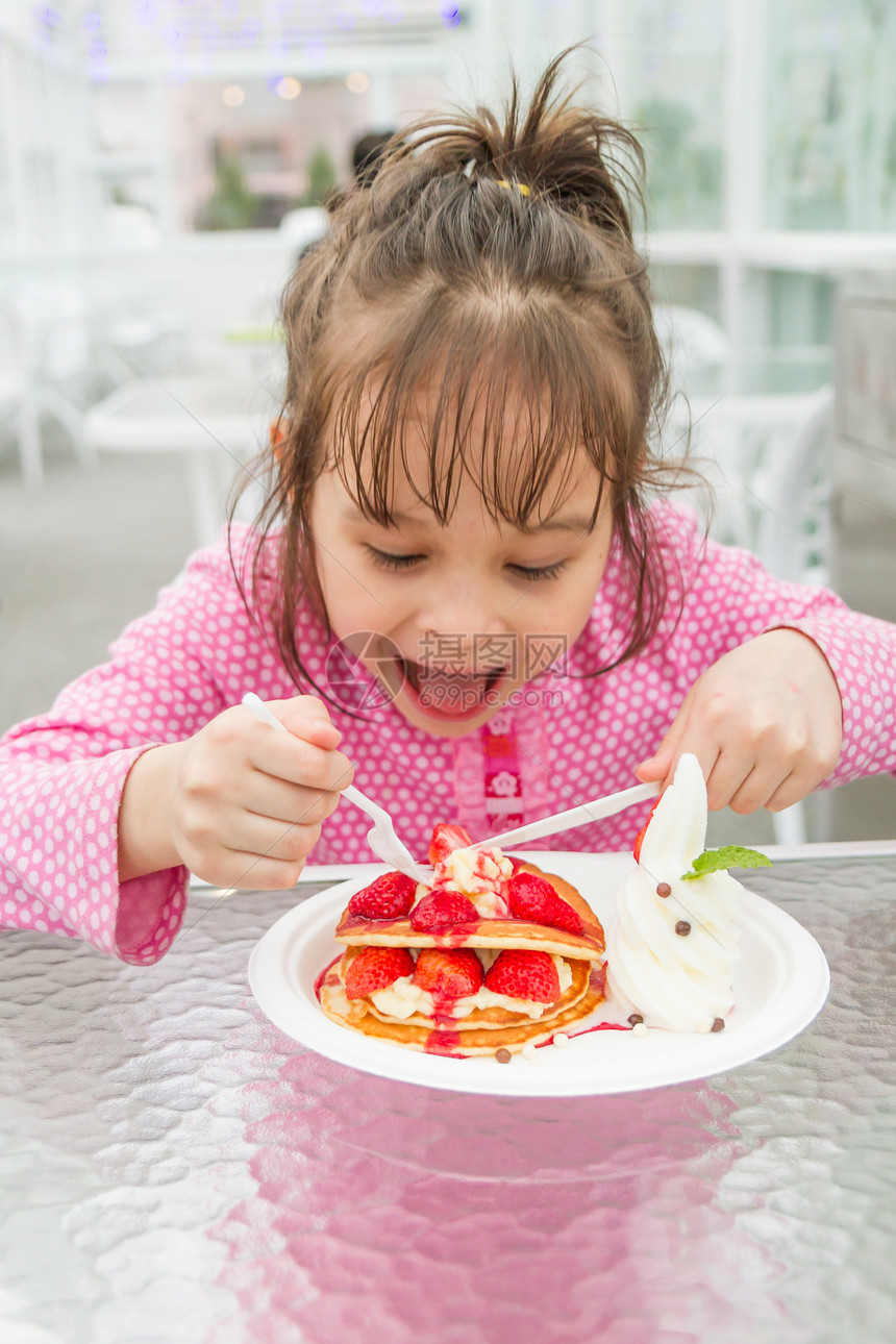 年轻人吃着美味的草莓松饼和冰淇淋盘子美食服务糕点女性女孩水果营养奶油奶制品图片
