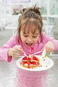 买冰糕女孩年轻人吃着美味的草莓松饼和冰淇淋盘子美食服务糕点女性女孩水果营养奶油奶制品背景