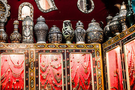 摩洛哥费斯梅迪纳的Souvenir商店露天麦地旅行烛台工艺黄铜手工纪念品红色集市背景图片
