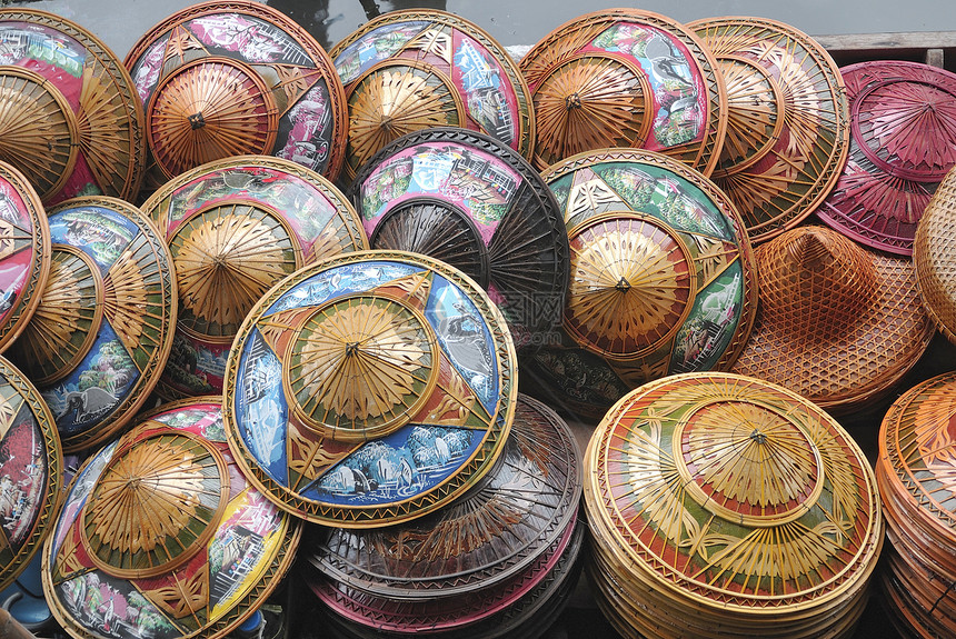 色彩多彩的亚洲锥形帽子太阳手工裙子传统衣服毛毡晴天齿轮丝带市场图片