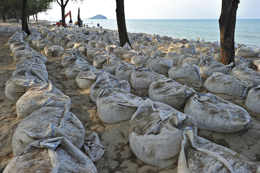 沿Songkra海滩的沙袋 以防冲浪过重阳光侵蚀天空海洋图片