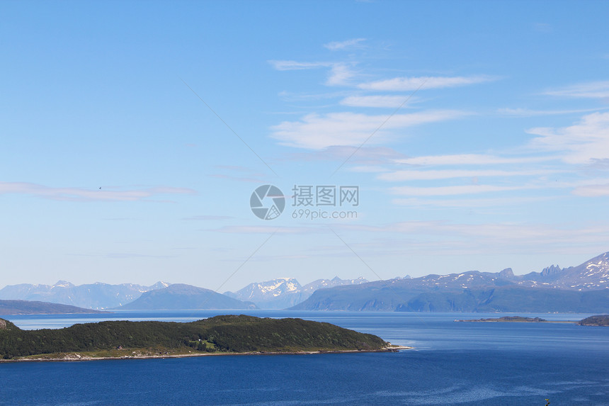 挪威北部地貌景观海洋峡湾海岸旅行石头海岸线全景山脉港口蓝色图片