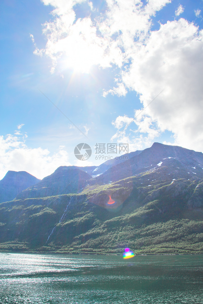 北极山脉和峡湾石头旅游苔原海洋风景海岸天空顶峰晴天岩石图片