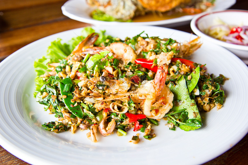传统泰国食物猪肉胡椒沙拉餐厅柠檬盘子油炸烹饪蔬菜午餐图片