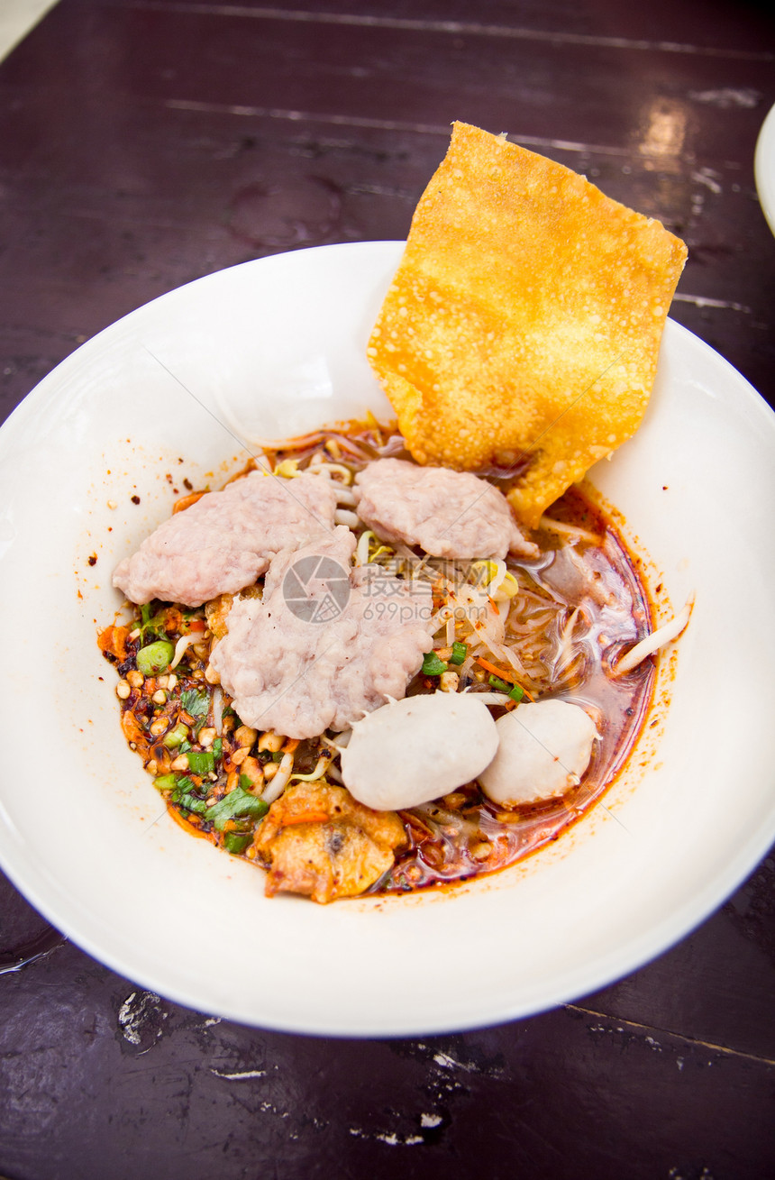 热辣的面条汤和鱼球餐厅猪肉美食食物筷子旅游风格午餐胡椒草本植物图片