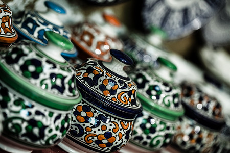 当地街道上传统的摩洛哥陶瓷土器厨房装饰市场店铺商品纪念品盘子马赛克工艺文化麦地那高清图片素材