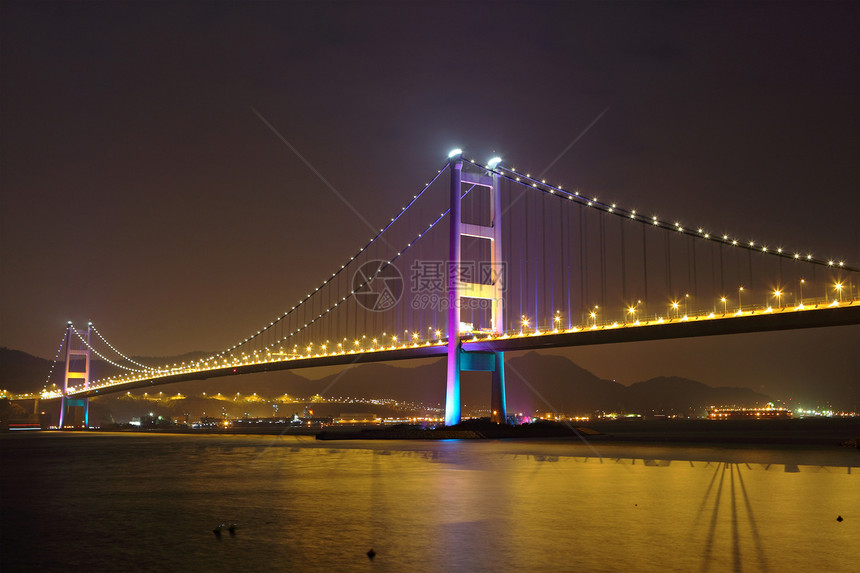 夜间在香港的停泊桥城市海洋旅行青马场景电缆地标蓝色建筑学天空图片