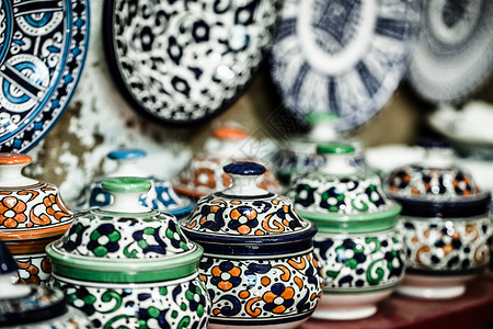 当地街道上传统的摩洛哥陶瓷土器店铺纪念品风格摊位市场麦地工艺做工杯子餐具麦地那高清图片素材