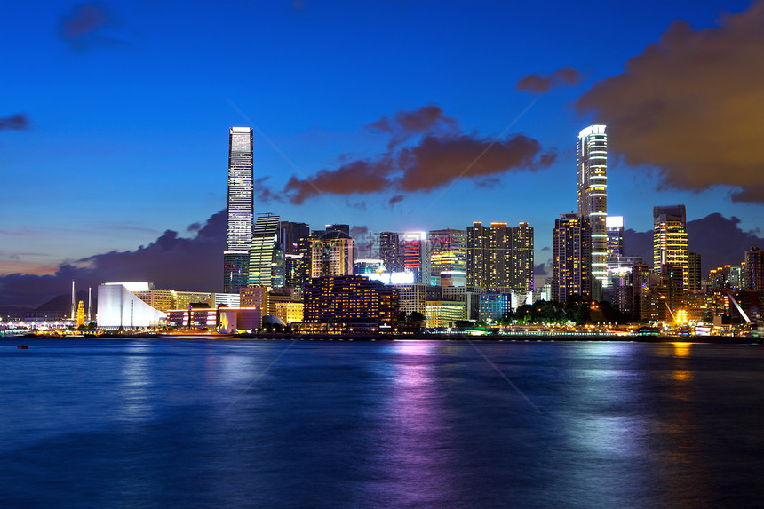 晚上在市中心的香港经济日落办公室金融港口建筑学商业城市建筑场景图片