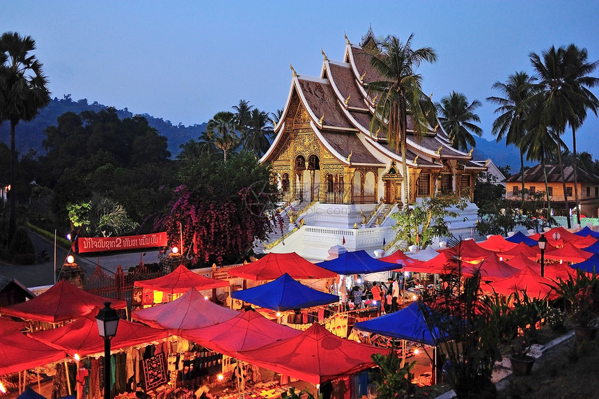 下的夜市 卢昂普拉邦历史时候旅行红色建筑购物寺庙信仰传统棕榈图片