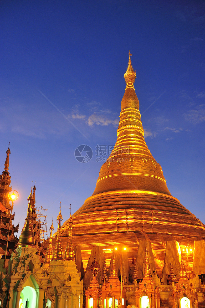 缅甸仰光黄昏时的Shwedagon金塔寺庙旅行建筑日出遗产宝塔佛塔日落仪式精神图片