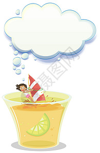 小孩喝果汁一个盛大的杯子 和一个年轻女孩玩耍设计图片