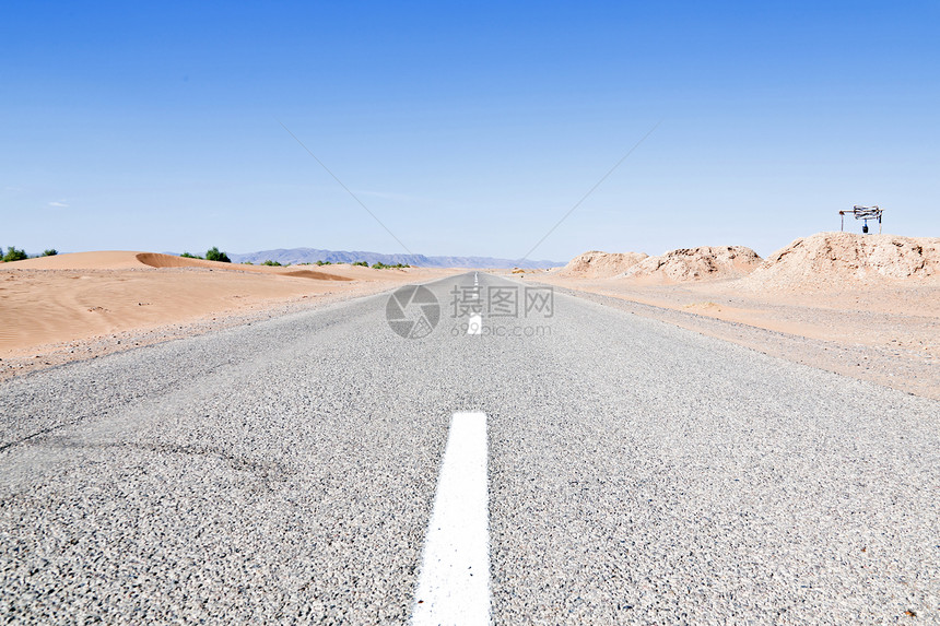 穿过摩洛哥沙漠的公路图片