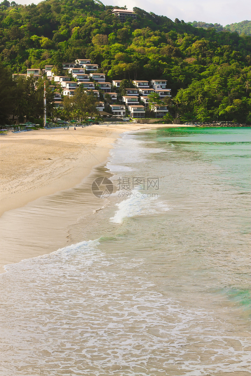 拥有绿绿水的外来热带海滩假期叶子岩石海岸支撑蓝色石头旅行海洋海岸线图片