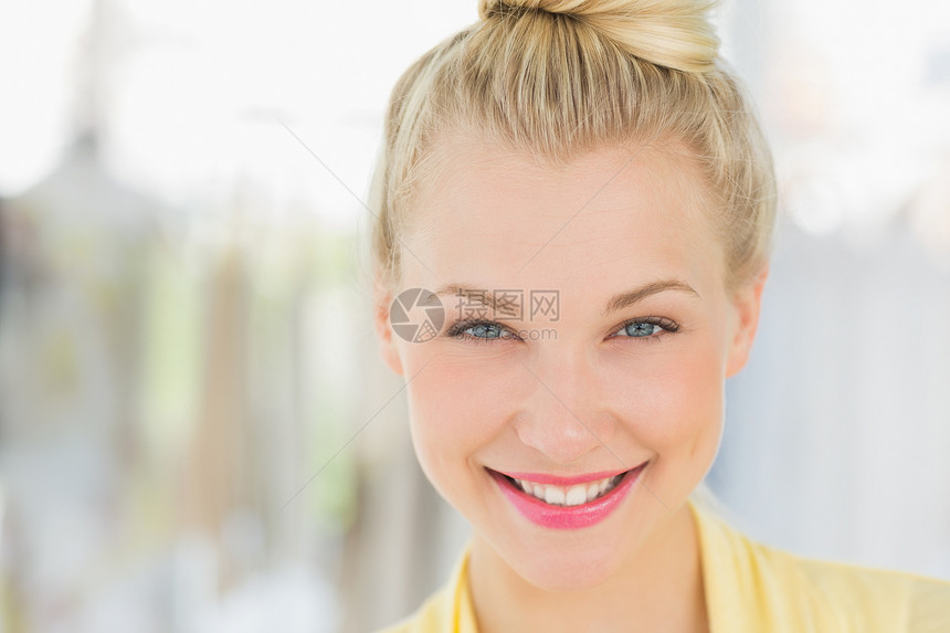 一位美丽的年轻女性的近视肖像浅色头发女士金发微笑金发女郎图片