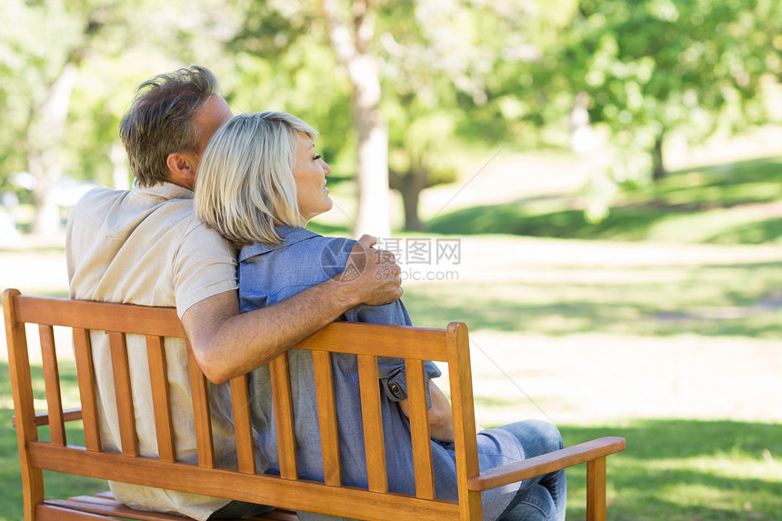 夫妇坐在公园长椅上农村夫妻男人空闲感情时间女性成人绿地闲暇图片